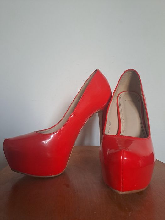 Piękne Czerwone szpilki z połyskiem