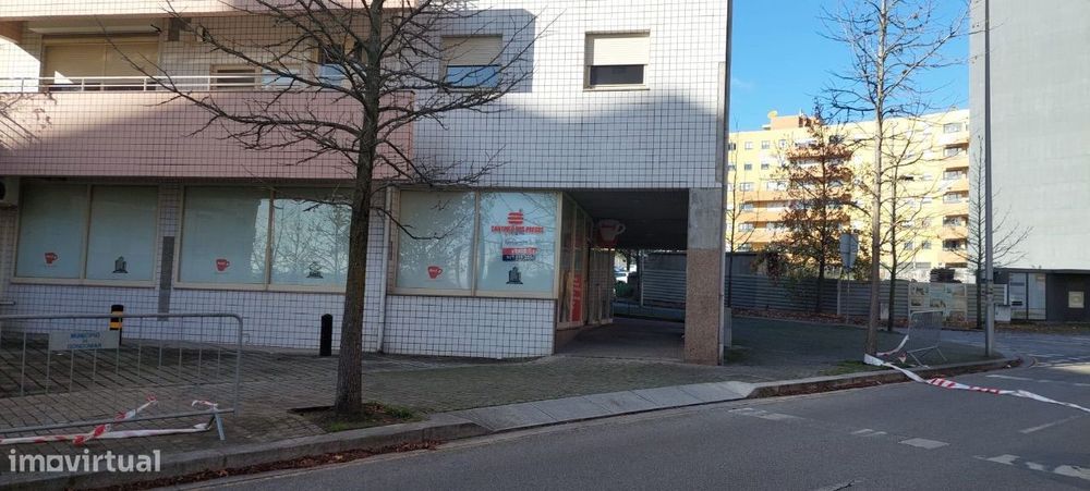 Duas Lojas unidas com dois lugares estacionamento metro a porta