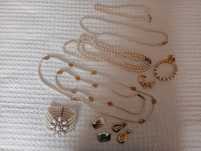 Diversos colares, pulseiras e brincos