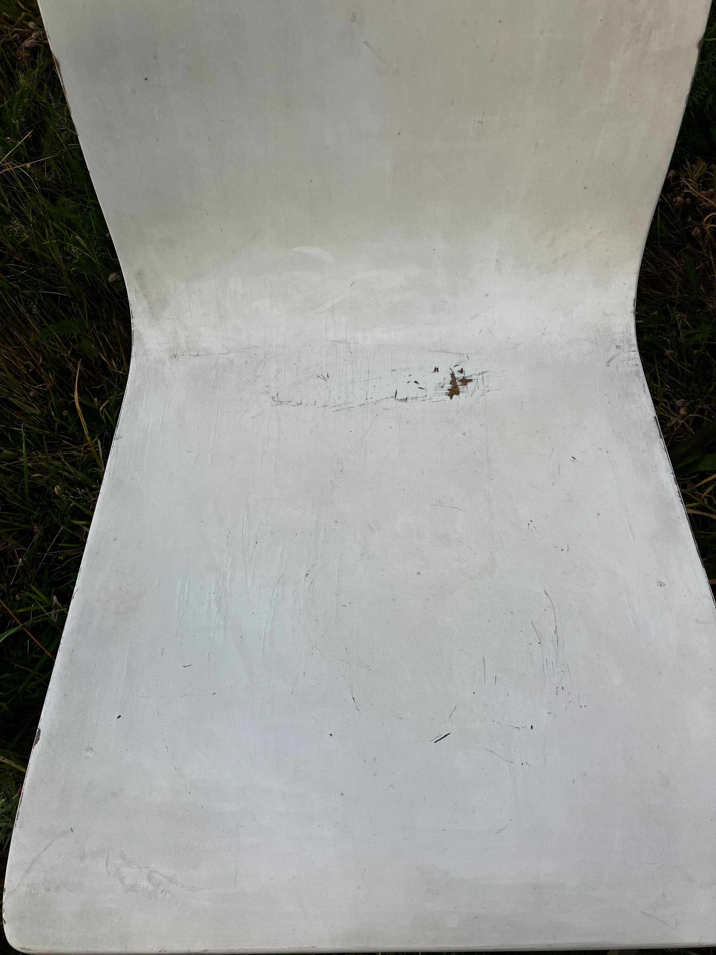 Krzesła trzy, białe