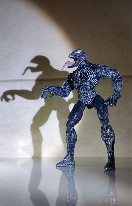 Фигурка человек паук Венома из серии Marvel Legends от Hasbro
