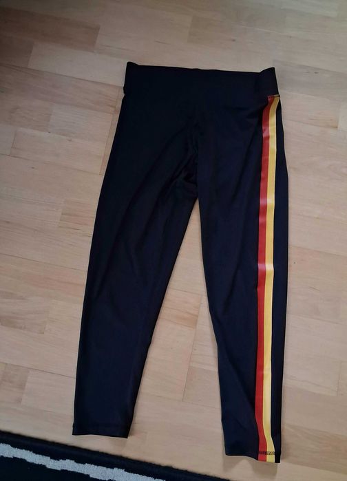 Czarne legginsy 3/4 z kolorowym lampasem