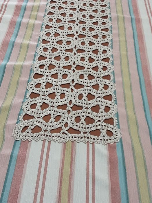 Toalha  de mesa ótimo tecido  com aplicação  em croché
