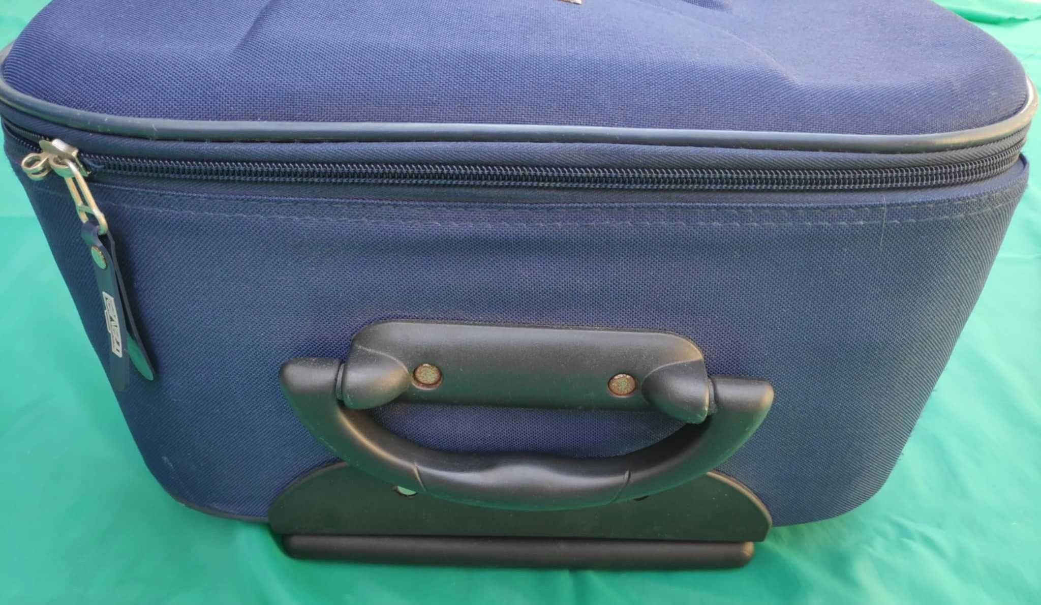 Mala viagem com rodas.