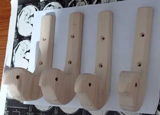 Conjunto de quatro cabides em pinho.