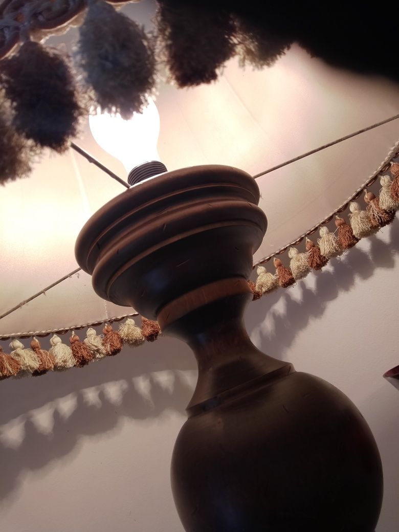 Lampa stoiąca z toczonego drewna,klosz  z materiału,Sprawna.