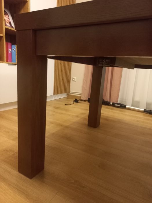 Solidny stół do salonu