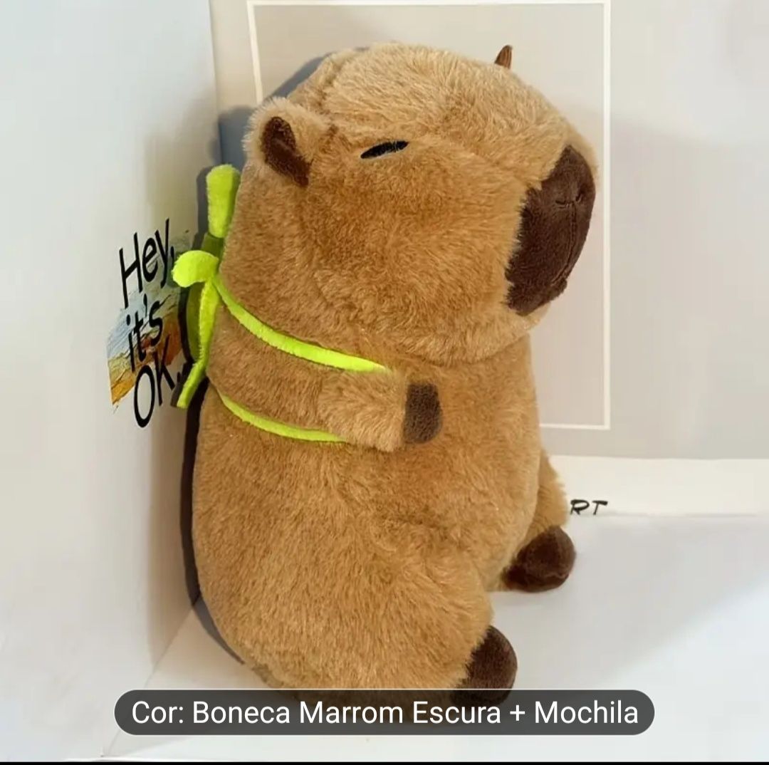 Peluche Capivara com mochila