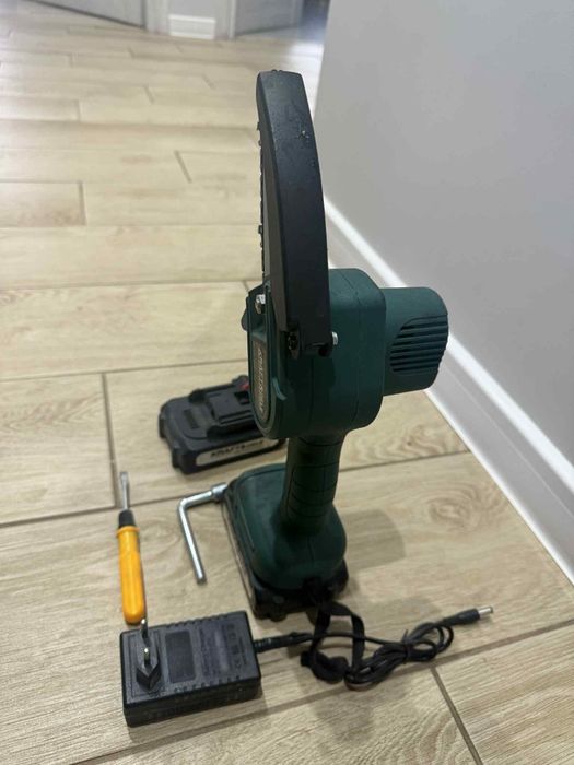 Piłka akumulatorowa do gałęzi