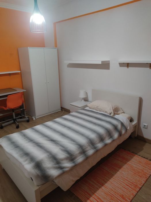 Arrendo Quarto a Sra,ou estudantes do IPS