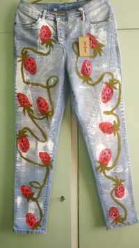 Malowane jeansy truskawki