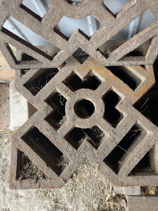 Решітка декаративна чавунна 40 х 40 см