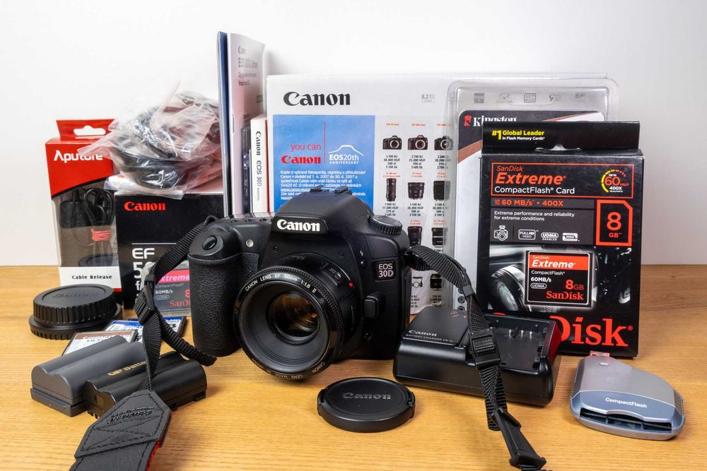 Canon 30D + obiektyw Canon 50/1.8 + 3 baterie + 4 karty CF + wężyk