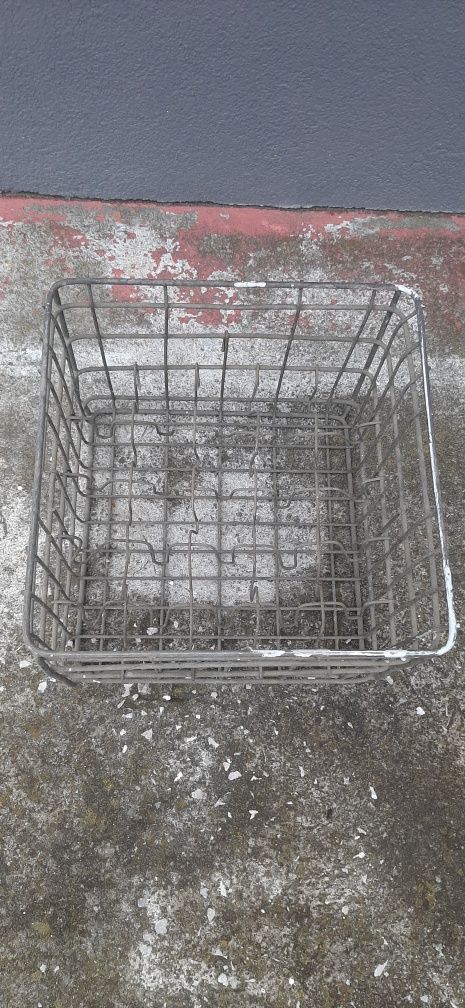 Sprzedam skrzynkę na butelki z mleka,oranżady,piwa antyk retro