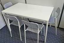 Stół biały Ikea MELLTORP 125x75 cm i 4 krzesła ADDE (szaro/białe).