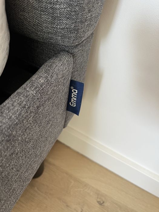 Estrutura de cama e colchão para casal.