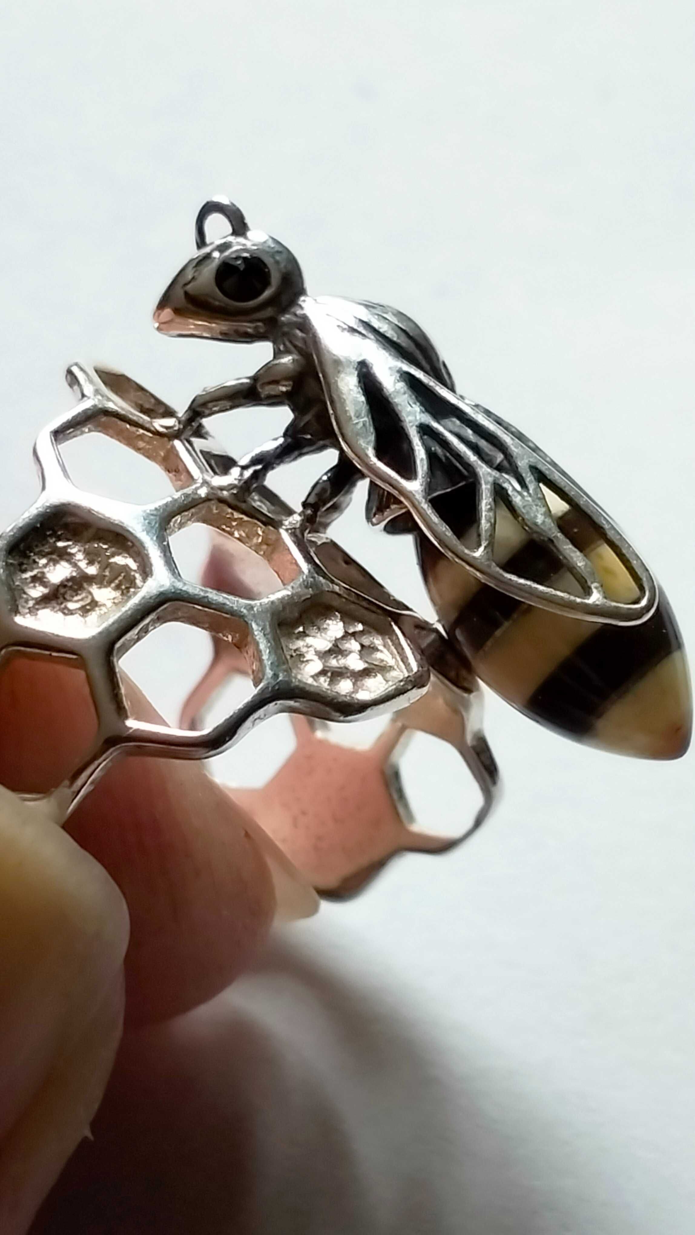 komplet srebrnej biżuterii z bursztynową pszczołą