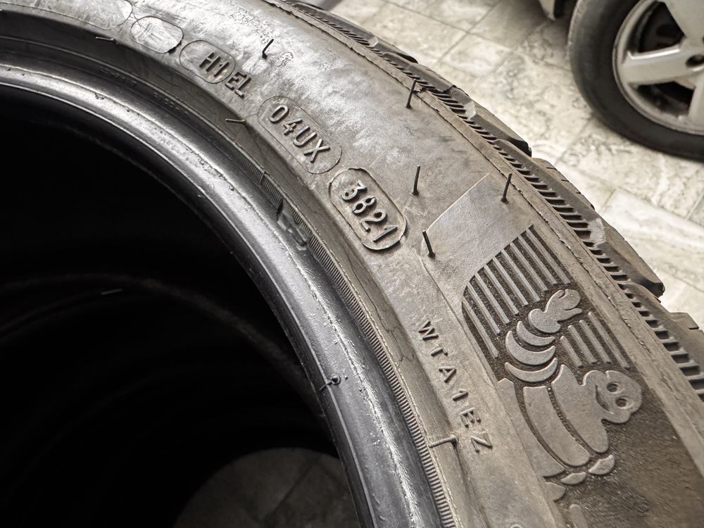Продам зимние шины 235/45/R18