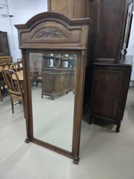 Lustro w stylu klasycznym z drewnianą ramą