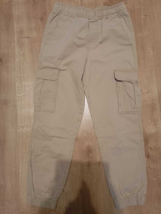 140 HM prawie nowy zestaw spodni beżowo brązowych chłopięcych