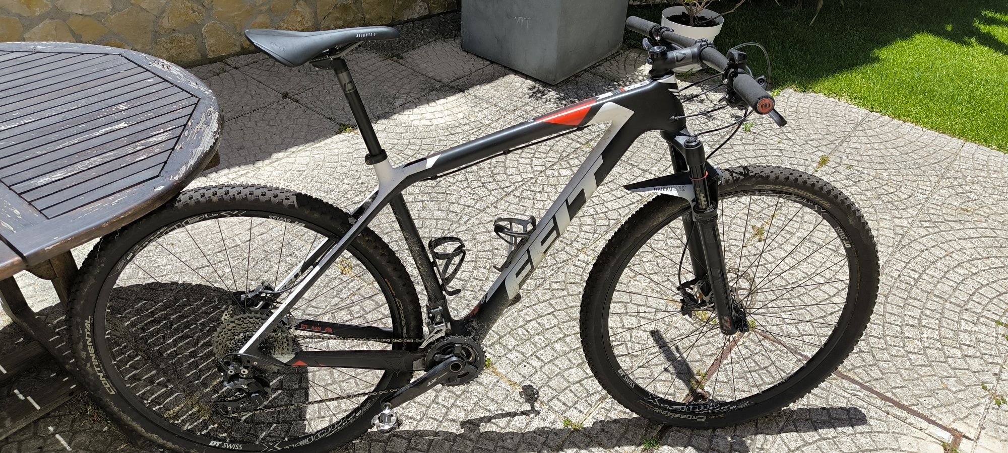 Bicicleta BTT marca, FELT