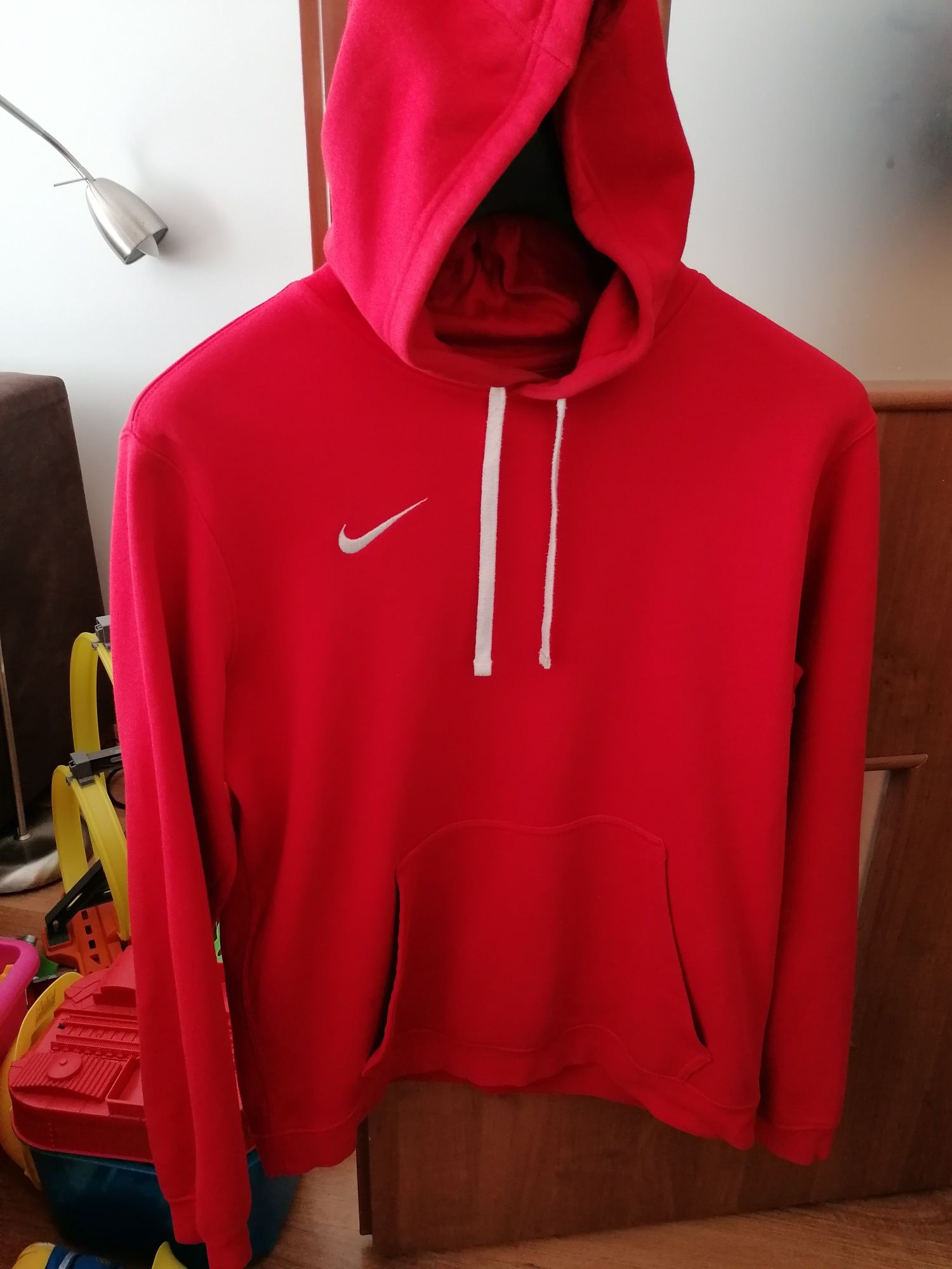 sportowa czerwona bluza z kapturem firmy nike rozmiar M, kieszenie