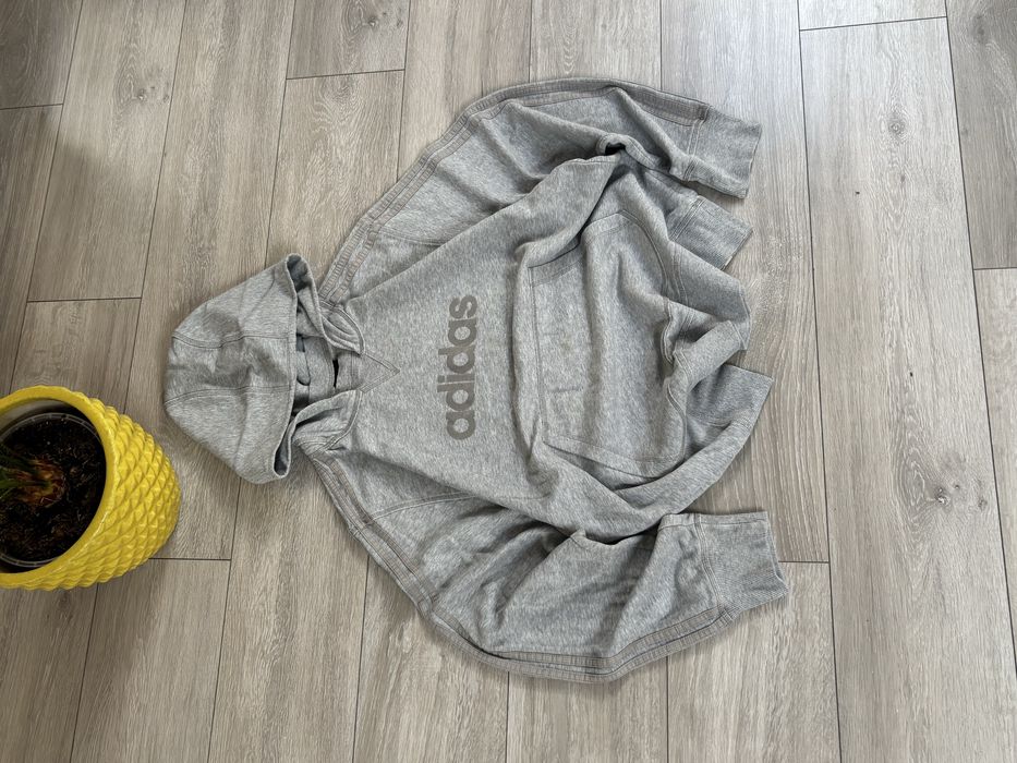 Szara bluza z kaptruem Adidas