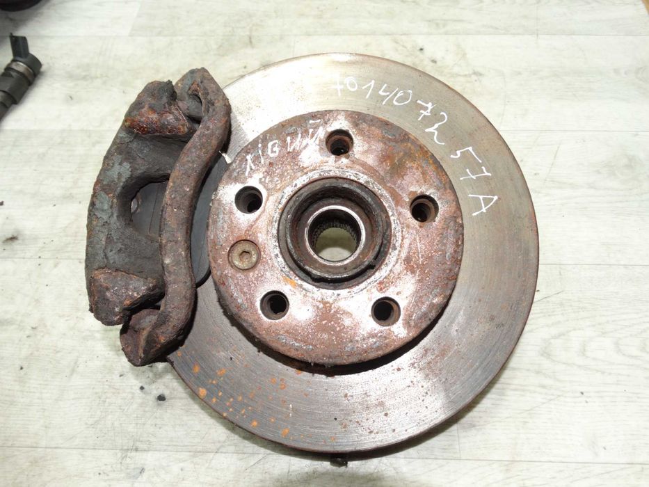 Поворотний кулак лівий Volkswagen Transporter T4 90-03 701407257A