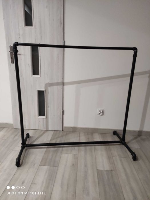 Stojak na wieszaki typu industrial wystawowy do sklepu