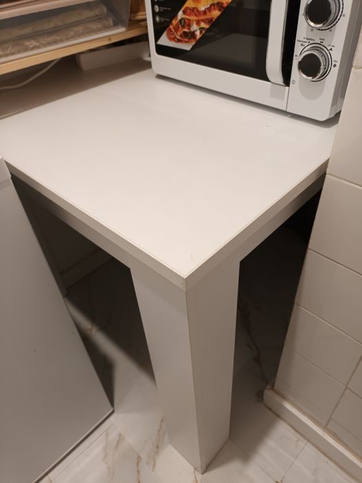 Mesa branca quadrada