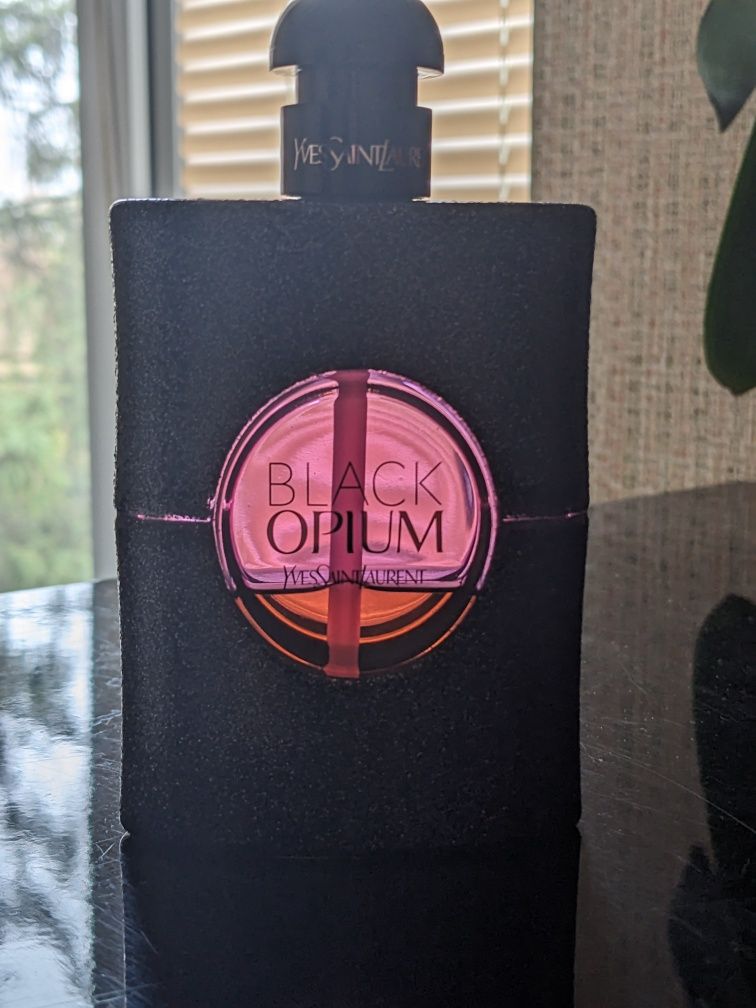 Black Opium YVES SAINT LAURENT 
Black Opium Neon