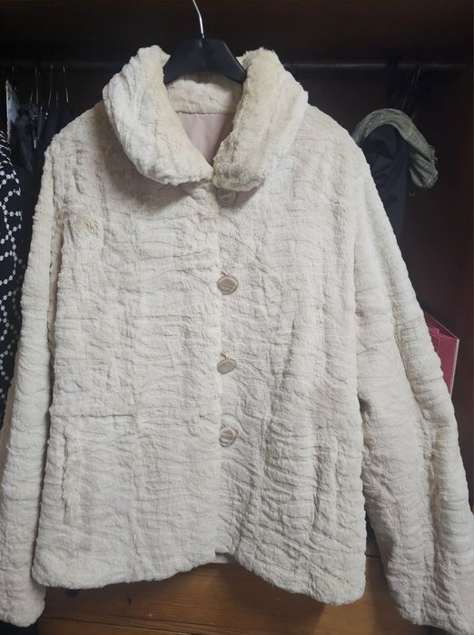 Casaco de peles curto, creme e revetsível