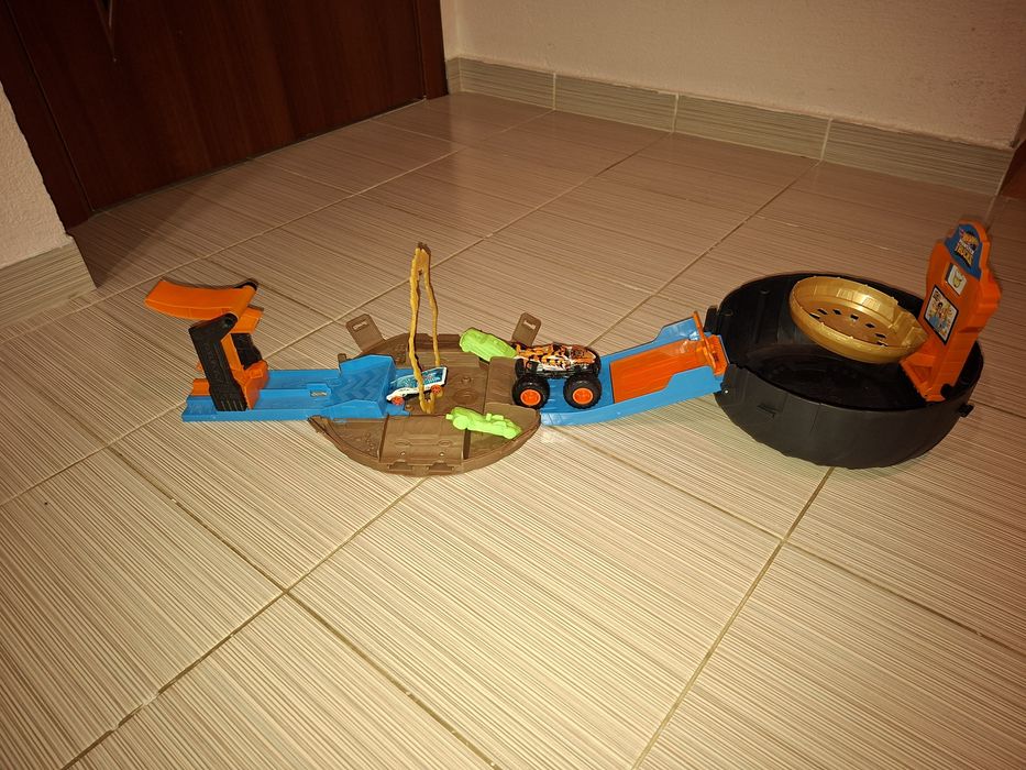 Продам треки Hot Wheels і машинки.