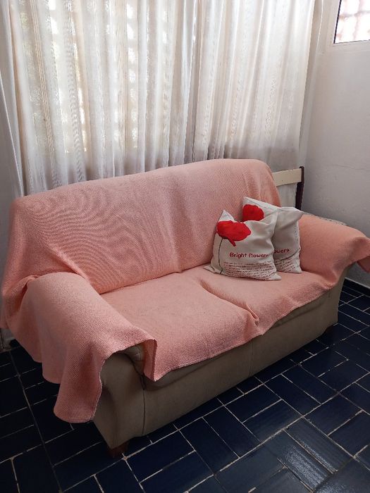 Vendo sofá de 2 lugares com cama de solteiro, em bom estado