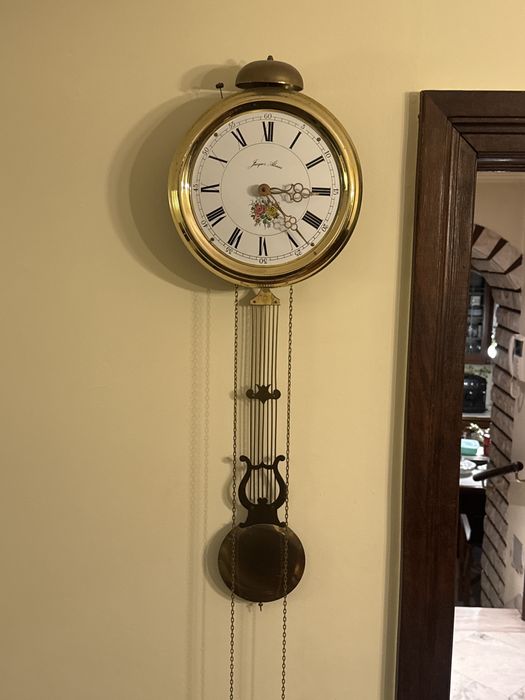 Relógio de parede dourado