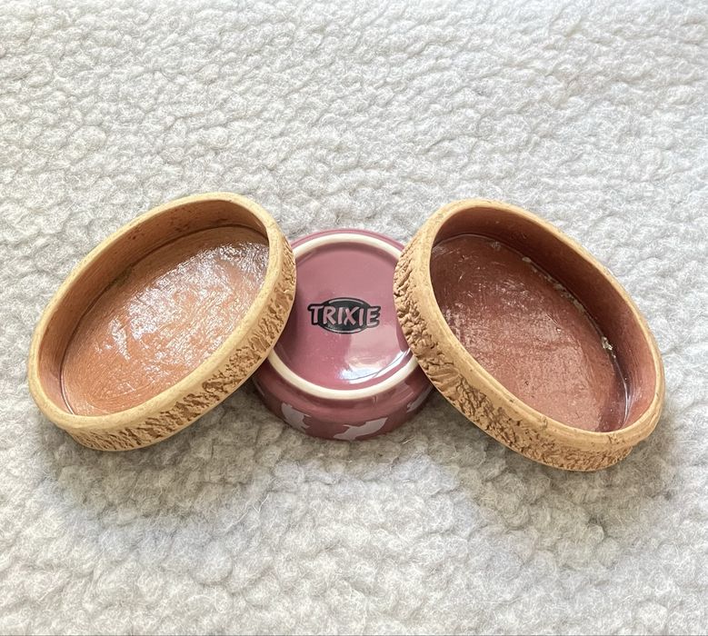 Zestaw dla gryzoni, trzy miski ceramiczne, dwa paśniki oraz łopatka