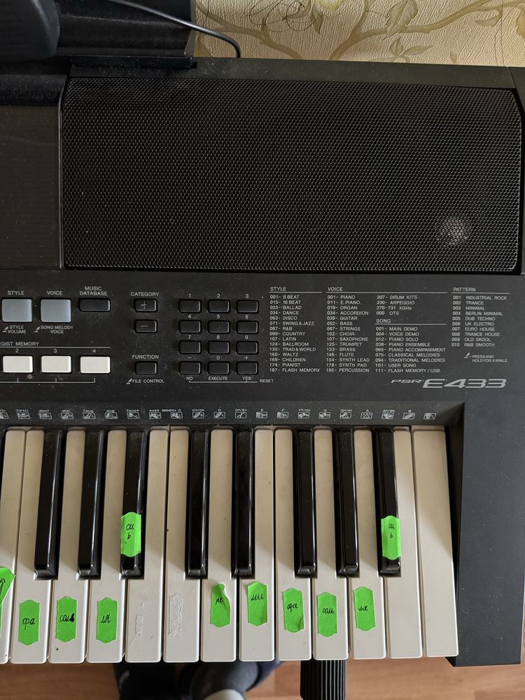 Продам синтезатор Yamaha PSR E433 + подставка