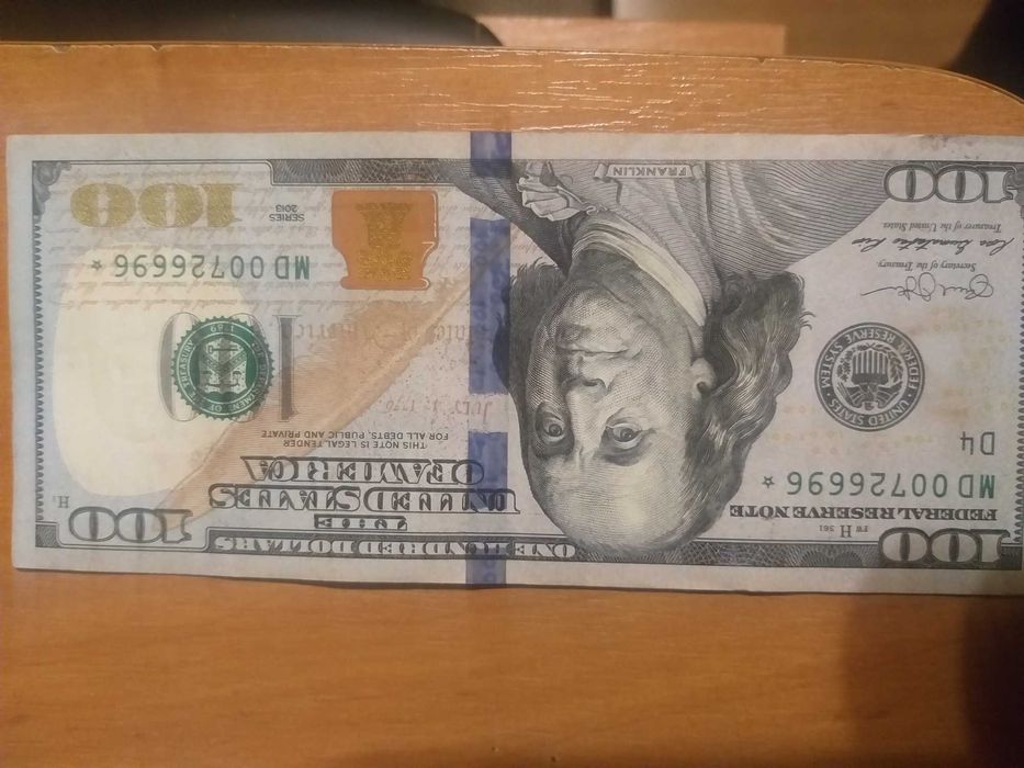 100 долари зі звездою