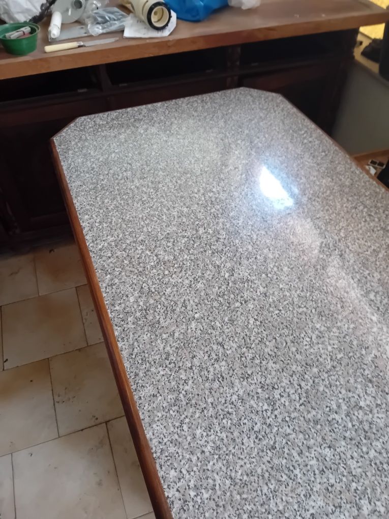 Mesa de cozinha em bom estado geral. Tampo de imitaçao de pedra