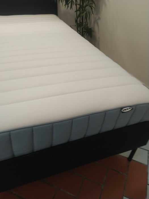 Cama e colchão solteiro IKEA