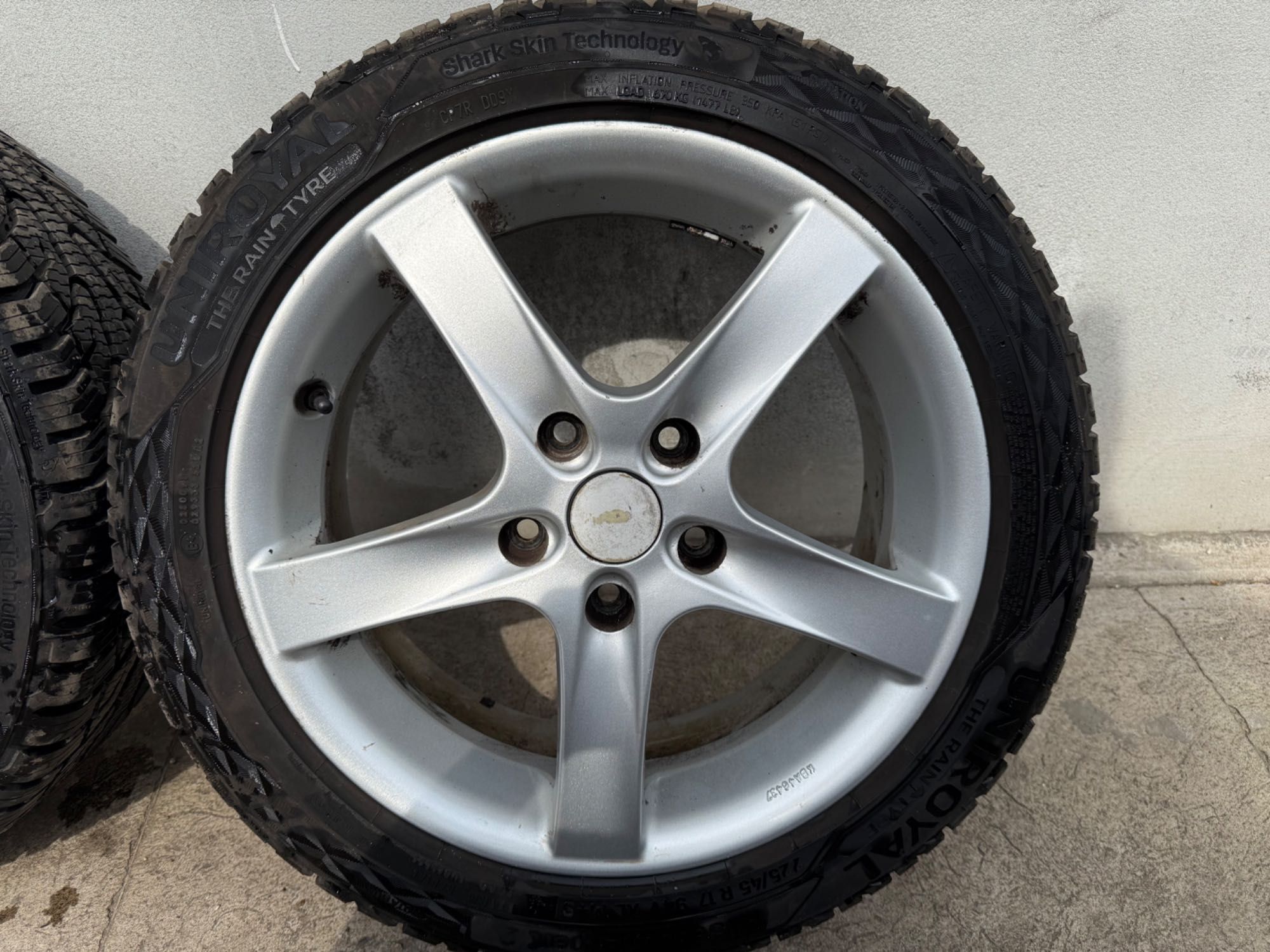 Felgi ze śrubami + NOWE opony całoroczne Uniroyal 225/45/R17 - zestaw