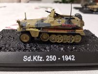2 metalowe modele czołgów z okresu II wojny światowej