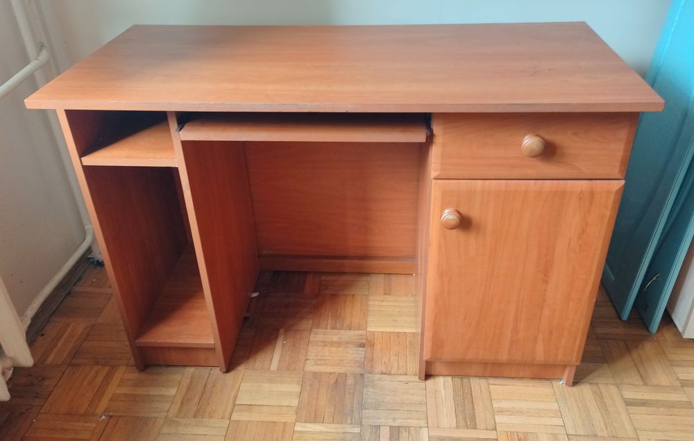 Nieduże, praktyczne i funkcjonalne biurko do nauki