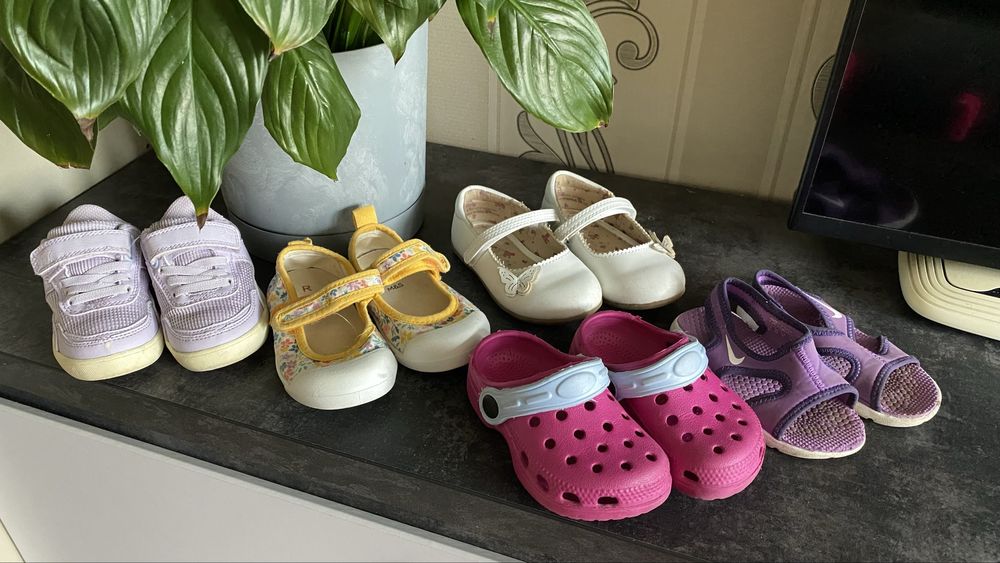 взуття для дівчинки літнє,крокси,босоніжки nike,next,розмір19-20