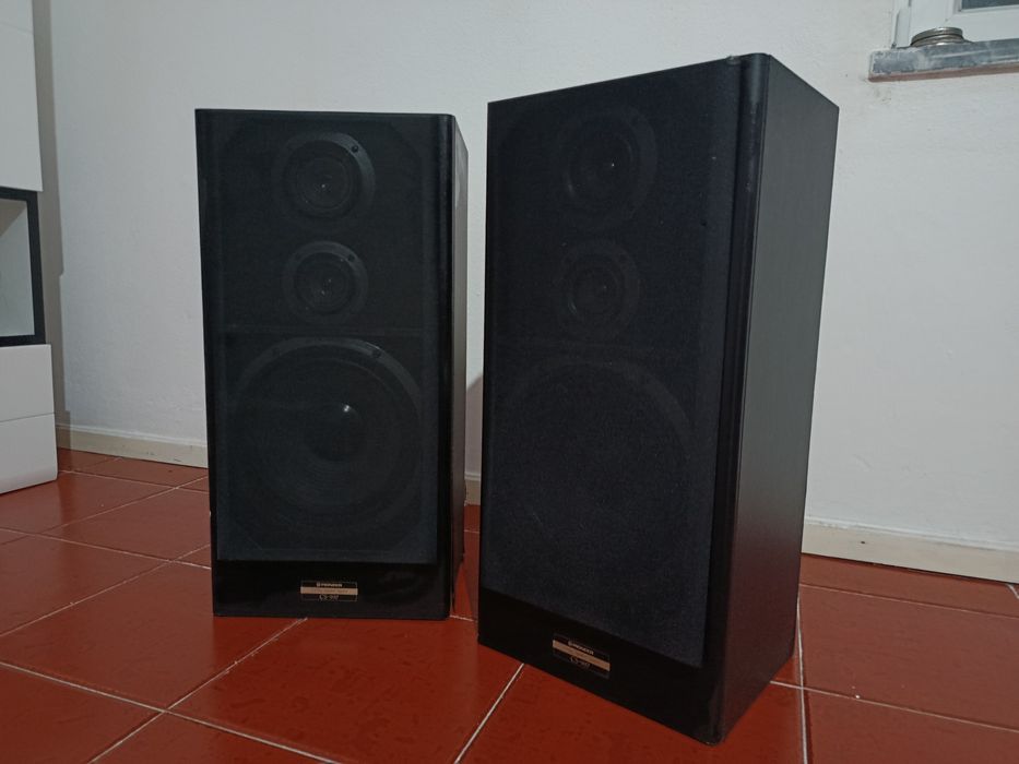 Par de colunas Pioneer! Com algumas marcas de uso...