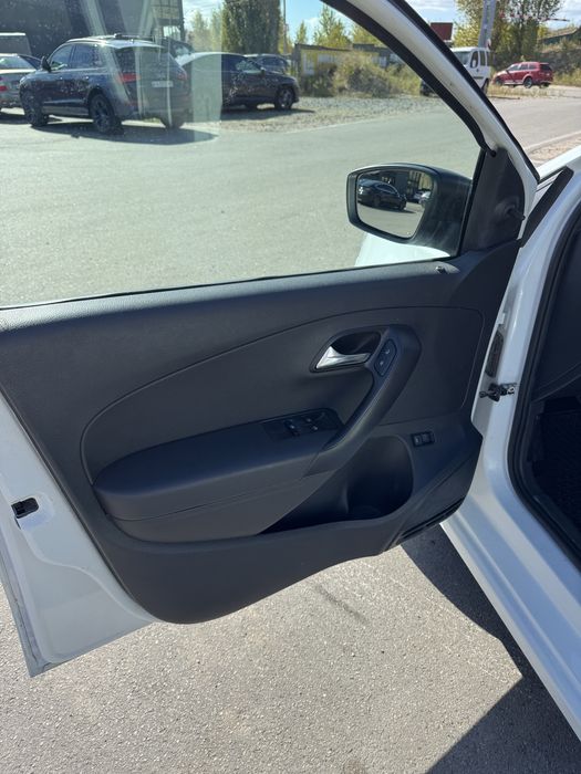 Volkswagen Polo 2015 года выпуска.