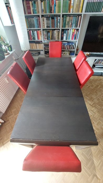 Stabilny stół i wygodne krzesła