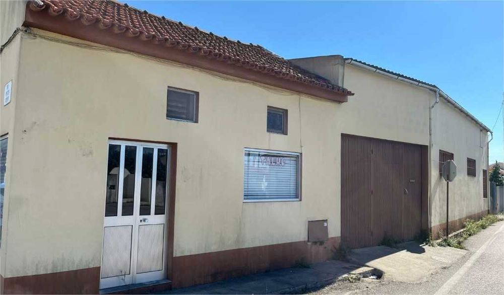 Moradia T4 na Marinha Grande com barracão e anexos