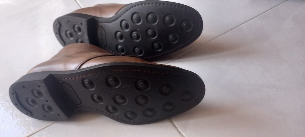 Botas de homem em pele