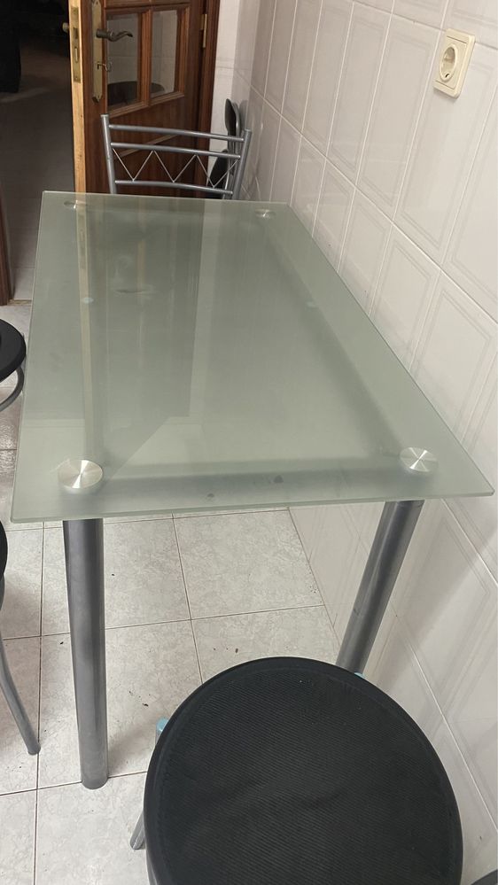 Mesa de cozinha com tampo de vidro